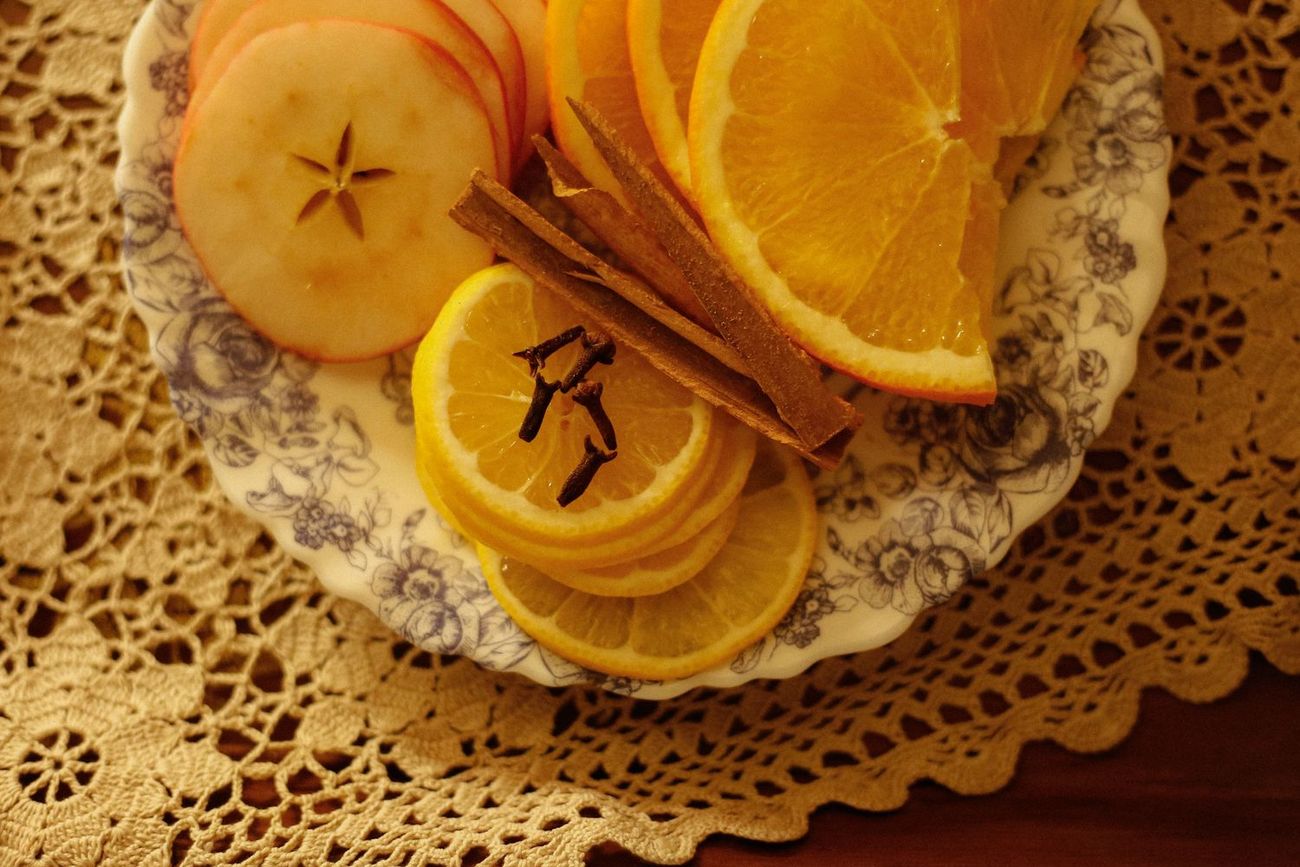Fruta con canela y clavo