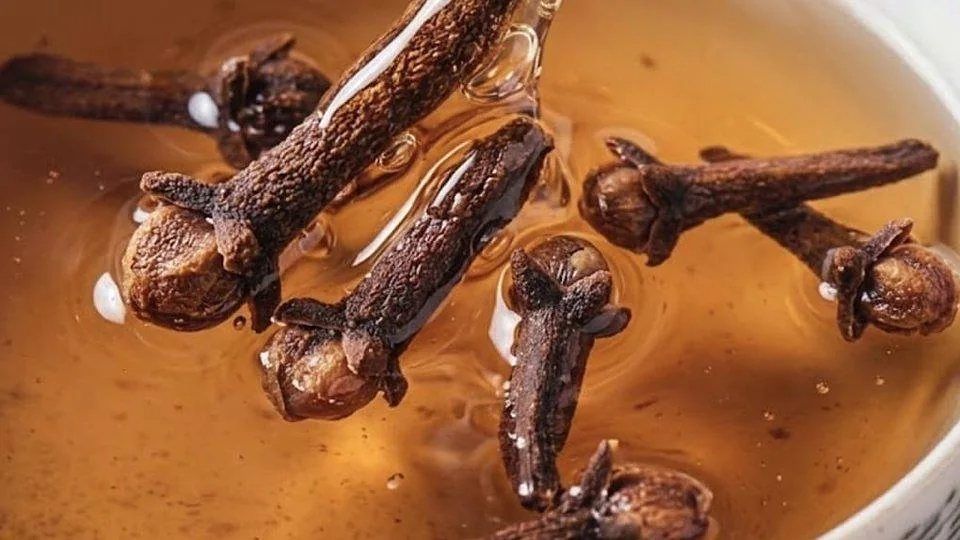 Rodajas de naranja y clavo sobre encaje