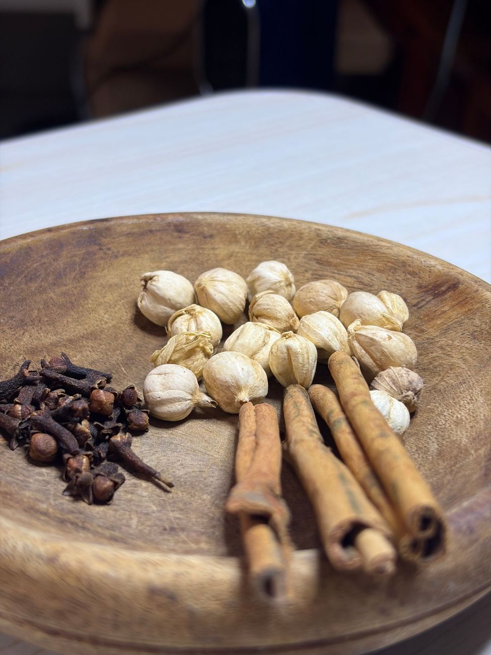 Clavos, cardamomo y canela en un plato de madera